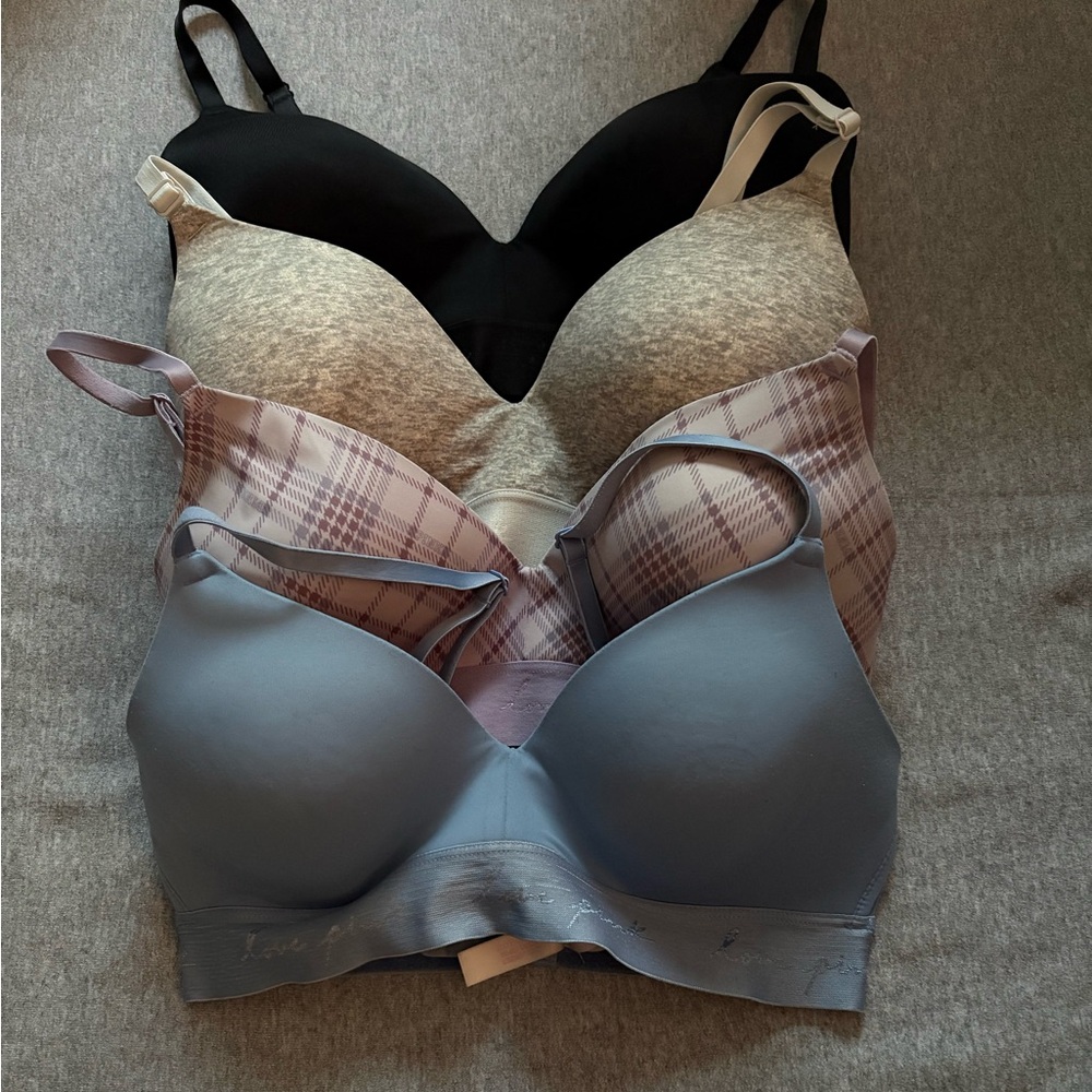 PINK Victoria's Secret 4 pack lightly used bras 2 are 34D and 2 are 32D